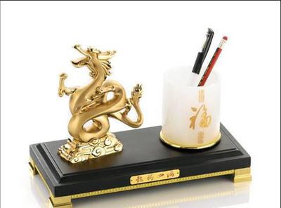 龍騰商海 華爾街龍、水晶龍與金屬龍年擺件，商務禮贈的藝術與意蘊